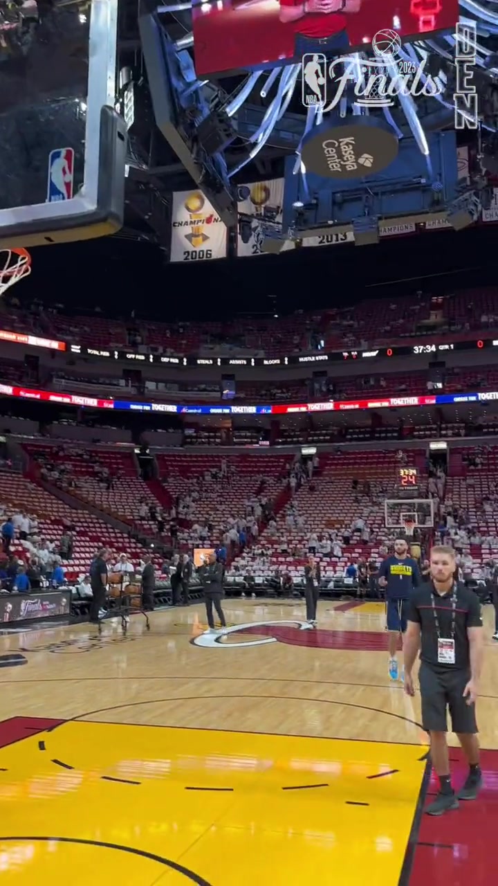 又要爆了穆雷賽前16秒內(nèi)飚中一記中圈3分負(fù)角度進(jìn)球