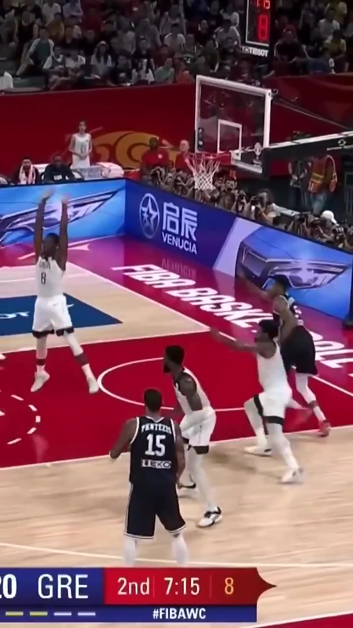 現在已經適應FIBA了19年世界杯字母哥被斯瑪特防懵了