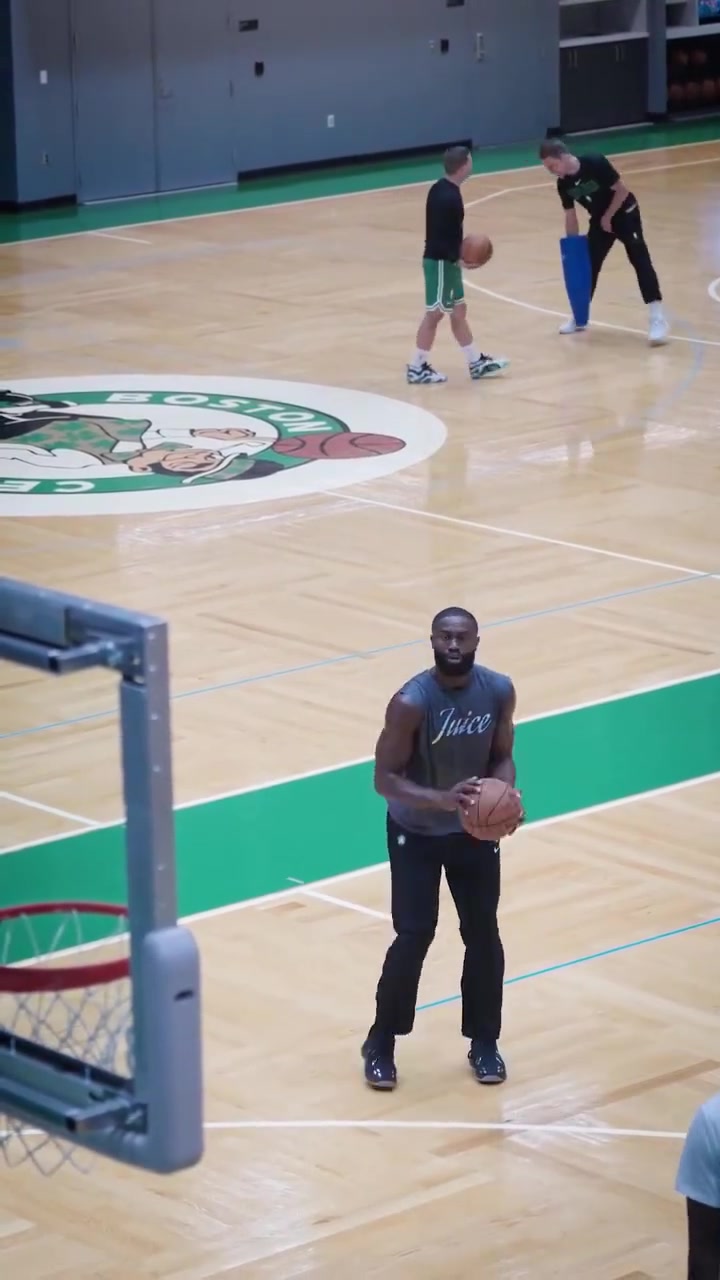 這手感可以啊杰倫-布朗三分訓(xùn)練12連中