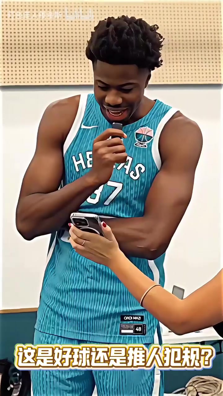 你敢說不是好球提問希臘隊(duì)友字母哥這球是好球還是推人犯規(guī)