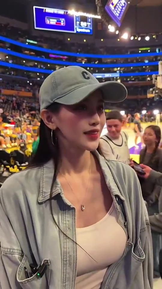 此前美女球迷現(xiàn)場(chǎng)看球被問(wèn)到心目中前三球星詹姆斯科比華子