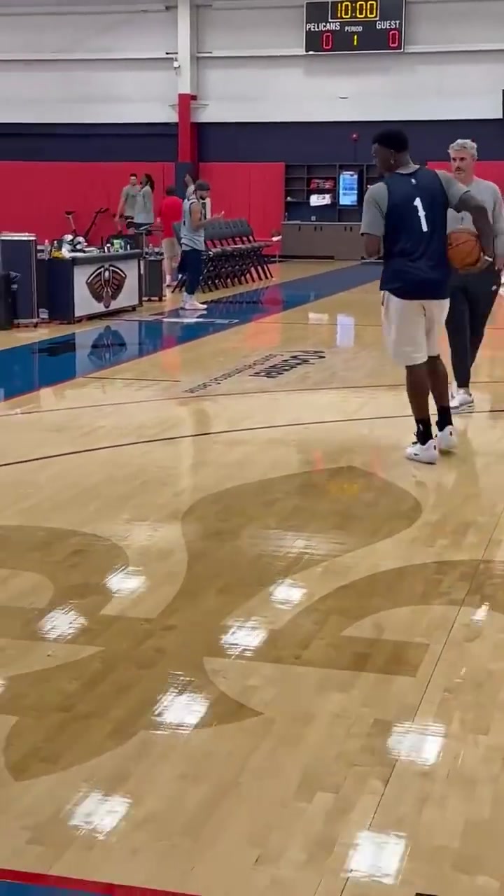 有點(diǎn)奇怪的組合普爾和錫安在訓(xùn)練中交流技戰(zhàn)術(shù)