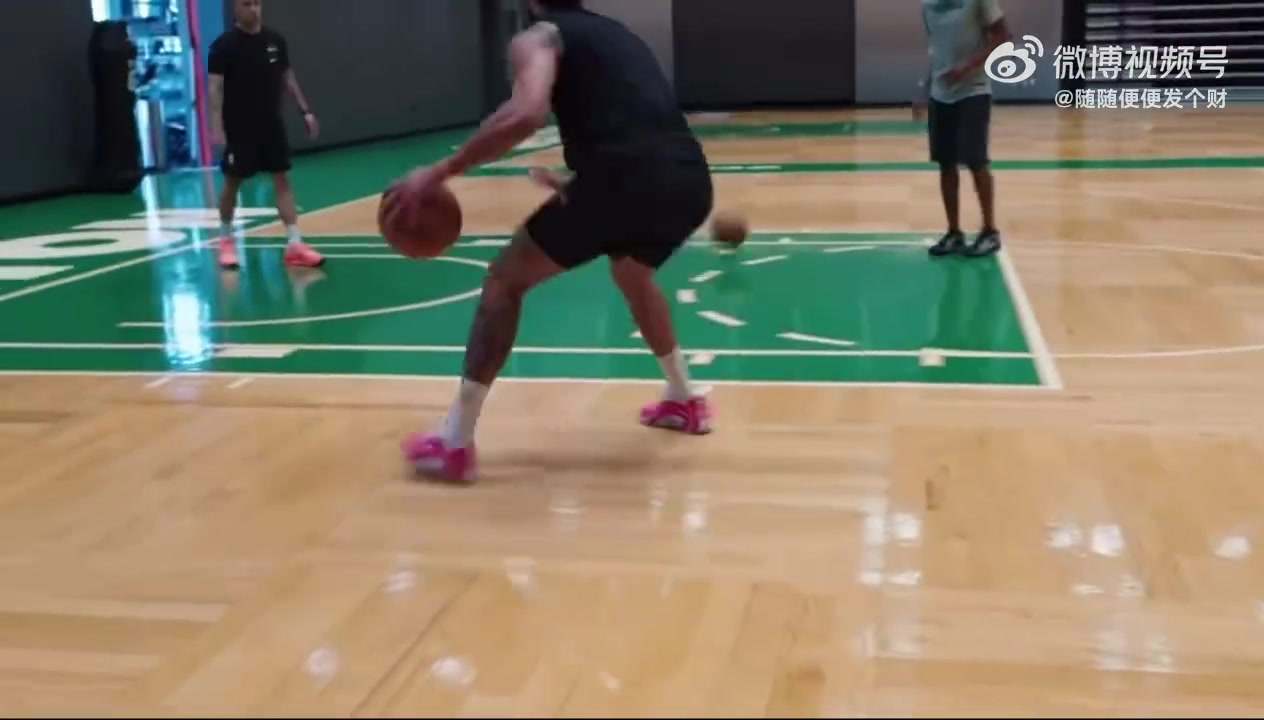 醫(yī)學(xué)奇跡啊簡直塔圖姆四個月前跟腱撕裂現(xiàn)在已經(jīng)開始練球了