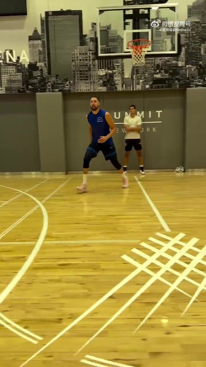 這個造型顯得年輕多了克萊在紐約最新個人訓(xùn)練