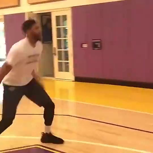 今年夏天胖了14斤濃眉剛到湖人的時(shí)候這個(gè)體型多完美啊