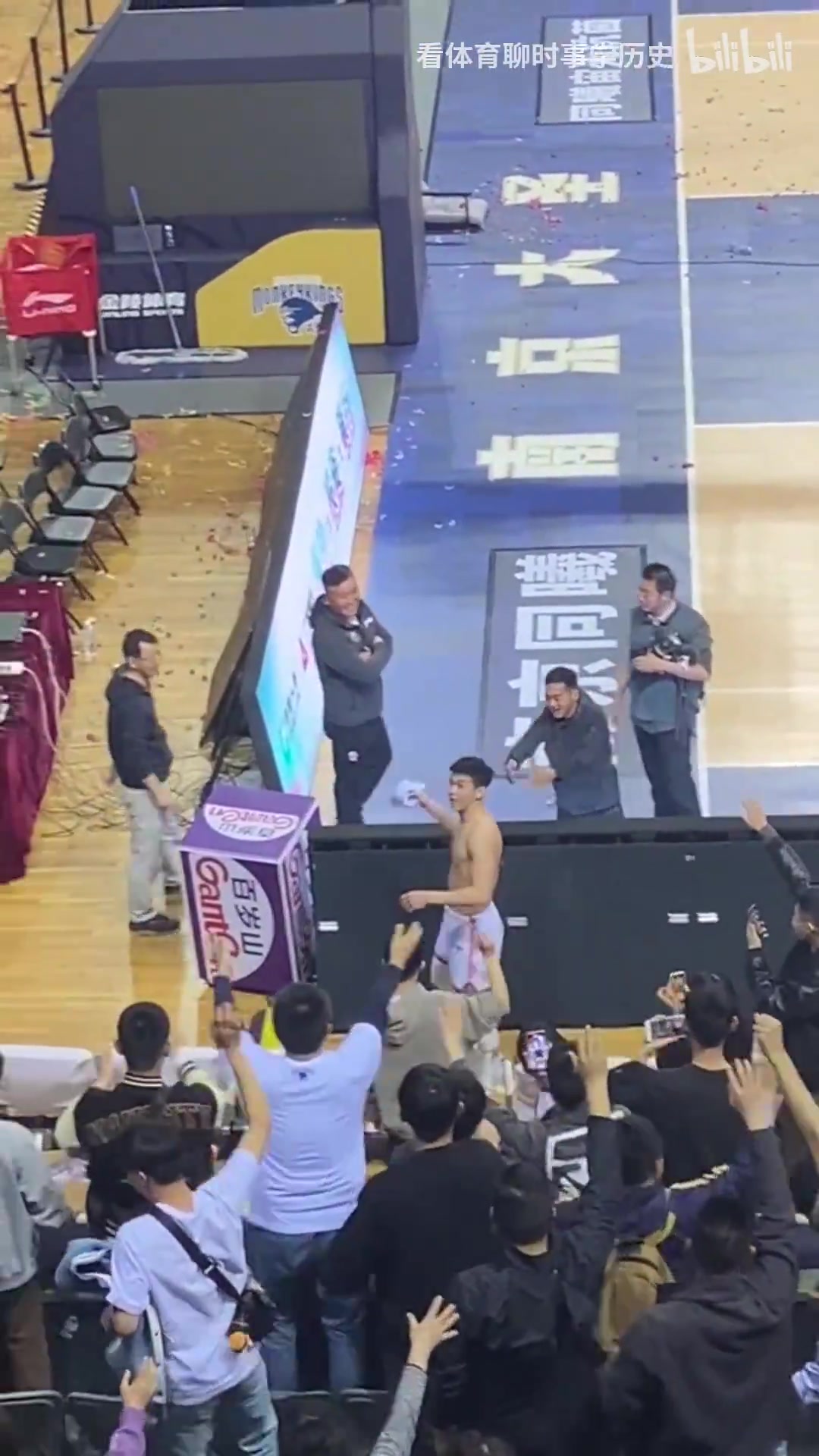 身材太棒了名場(chǎng)面林葳賽后送球衣遭球迷瘋搶