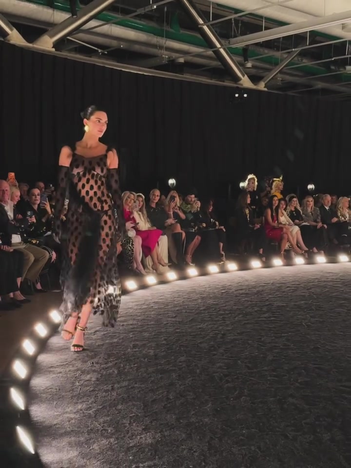 肯豆這裙子也太性感了吧布克現(xiàn)在估計在家拍大腿了