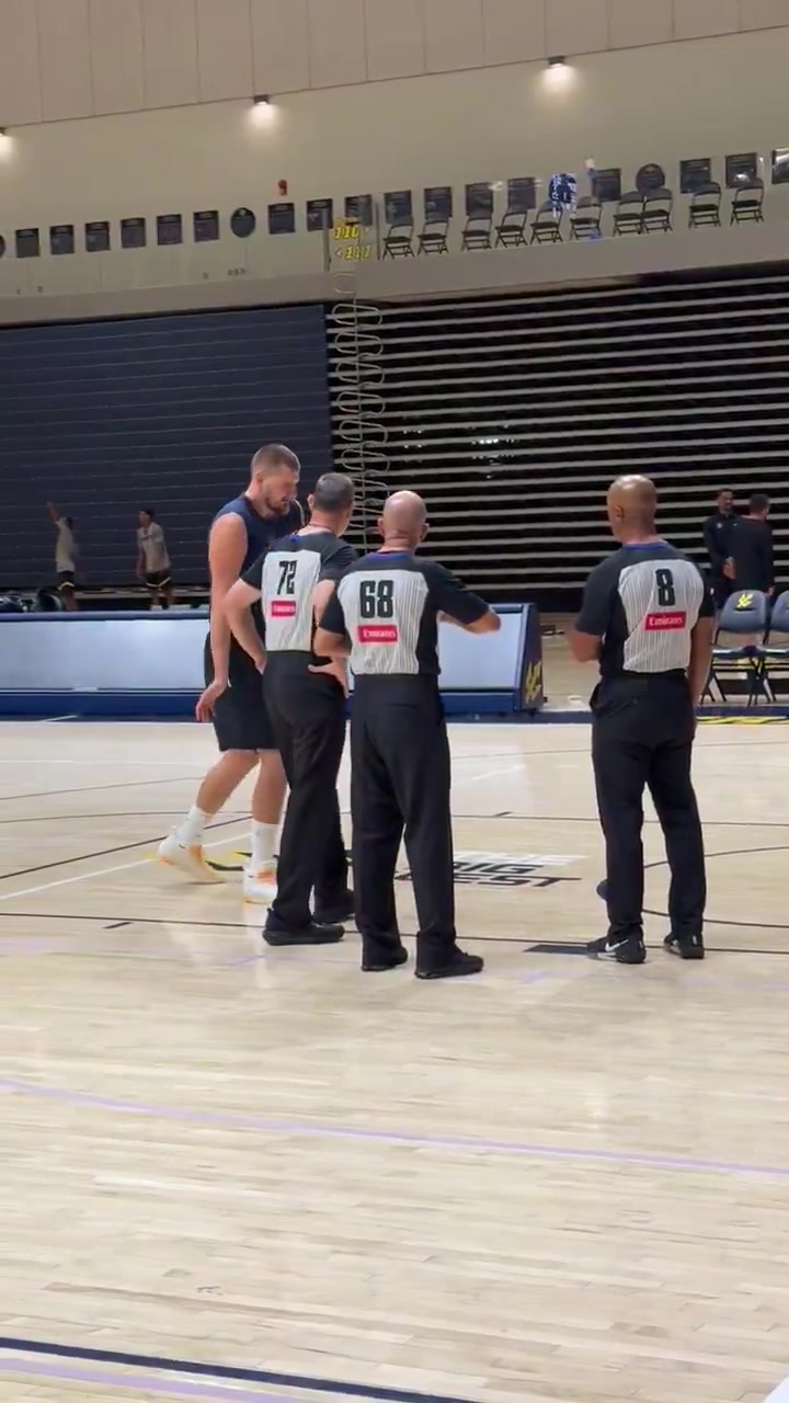 掘金邀請了NBA主裁來吹罰隊內(nèi)訓(xùn)練約基奇與其進行了一番交涉