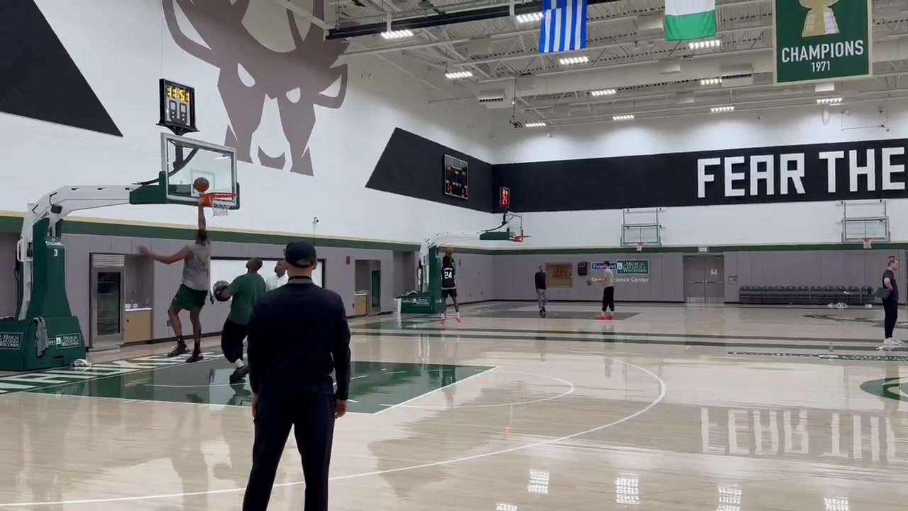 雄鹿隊內訓練庫茲馬這個狀態(tài)太離譜了吧連續(xù)投籃都短了