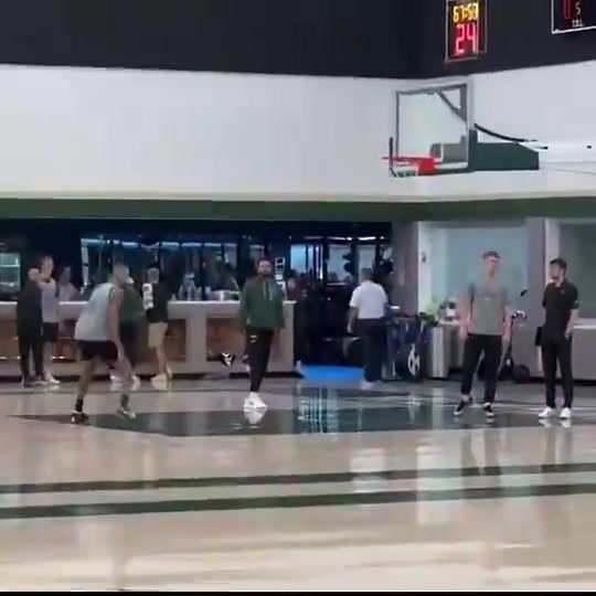 庫茲馬投籃訓(xùn)練運(yùn)球脫手罰球線跳投一個(gè)比一個(gè)短字母哥看了會(huì)想哭