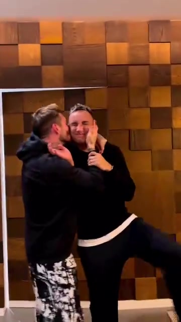 要不是知道這倆是誰名場(chǎng)面拉莫斯強(qiáng)吻納瓦斯