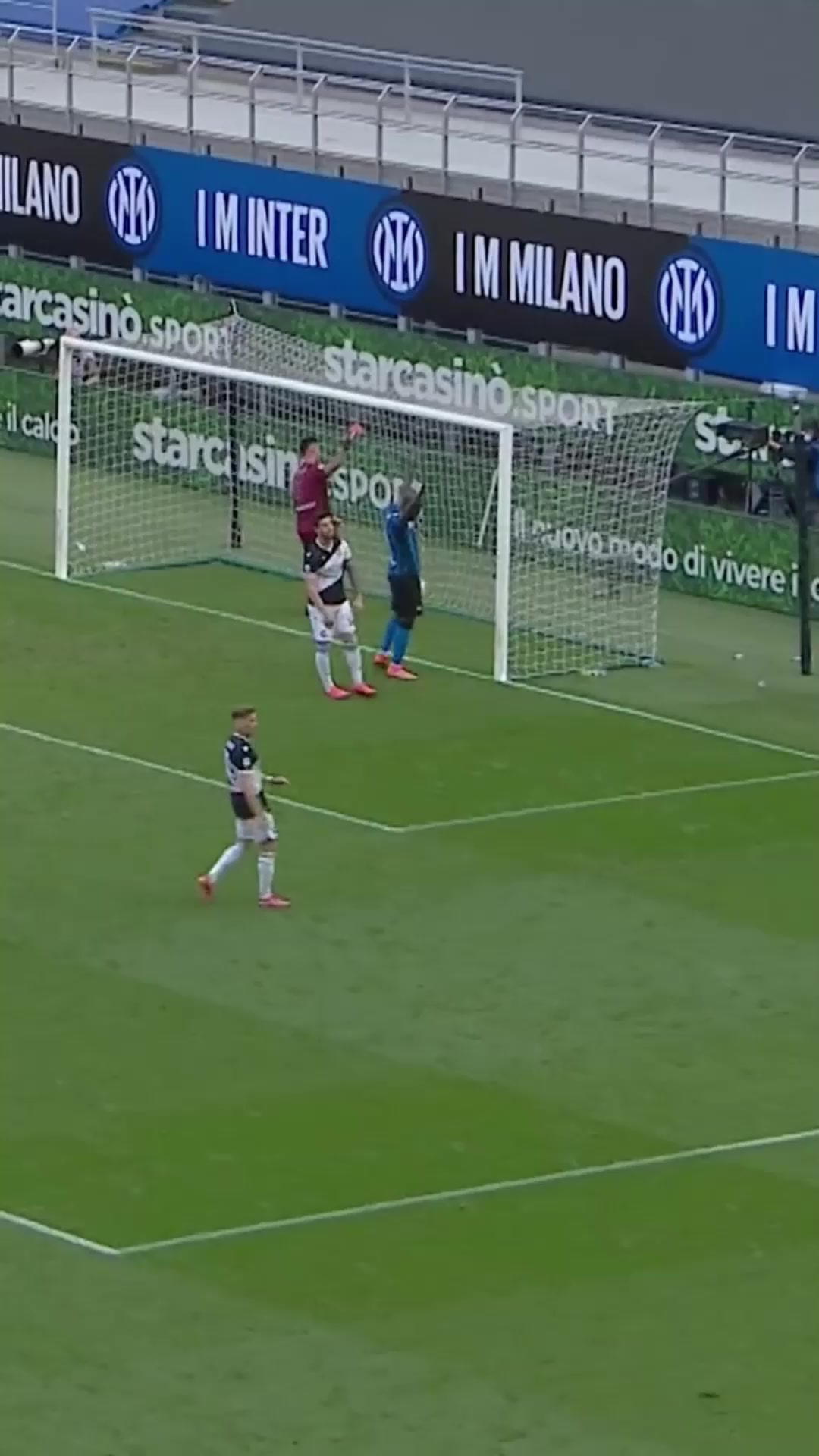 名場面盧卡庫人在門前站進(jìn)球天上來