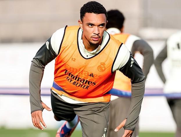 圖赫爾：會(huì)找阿諾德聊聊，不過(guò)夸安薩目前競(jìng)爭(zhēng)右后衛(wèi)稍微領(lǐng)先