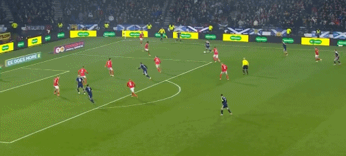 半場：蘇格蘭1-0丹麥，麥克托米奈驚天倒鉤，霍伊倫破門被吹