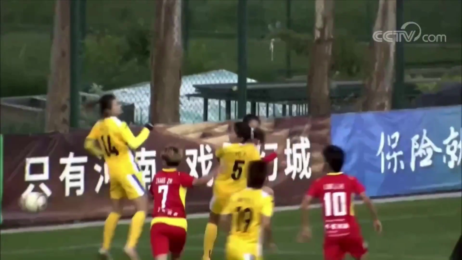 超級(jí)巨大女超聯(lián)賽名場(chǎng)面門將未開(kāi)出門球被對(duì)手反搶絕平