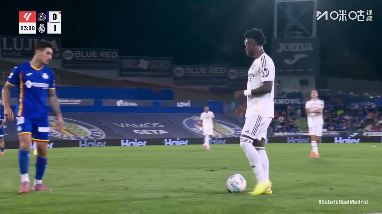 赫塔費(fèi)再被罰下一人桑克里斯放倒維尼修斯兩黃變一紅被罰下