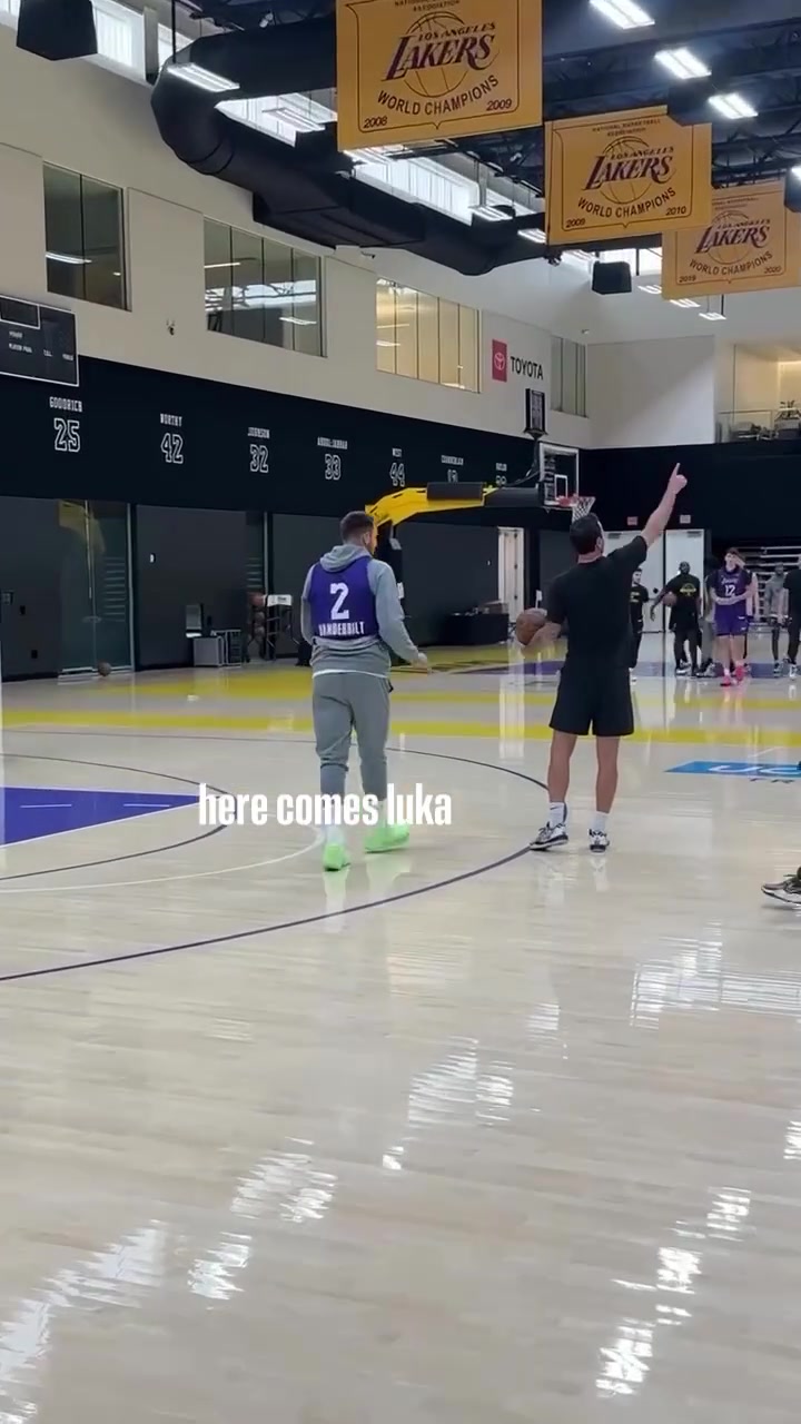 好久不見變老6了東契奇訓(xùn)練到處偷球 最后被全隊(duì)嫌棄