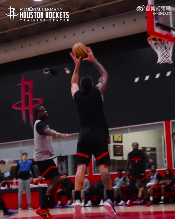 起飛火箭官方曬視頻賽季開始前的加練時(shí)刻