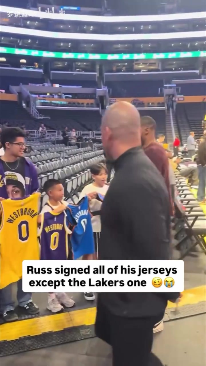 唯獨不簽湖人威少給球迷簽球衣對昔日球隊的喜惡顯而易見