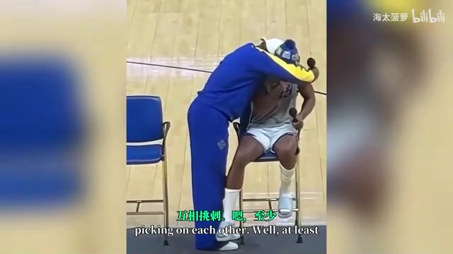 庫里這倆人在干啥巴特勒和希爾德訓(xùn)練中關(guān)于單挑的對噴