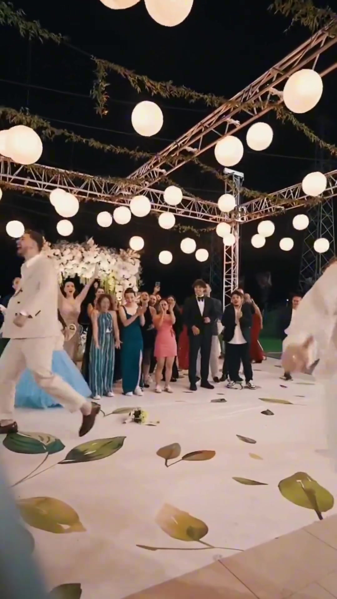 這防守強此前申京在哥哥的婚禮上搶斷大帽嫂子扔出的手捧花