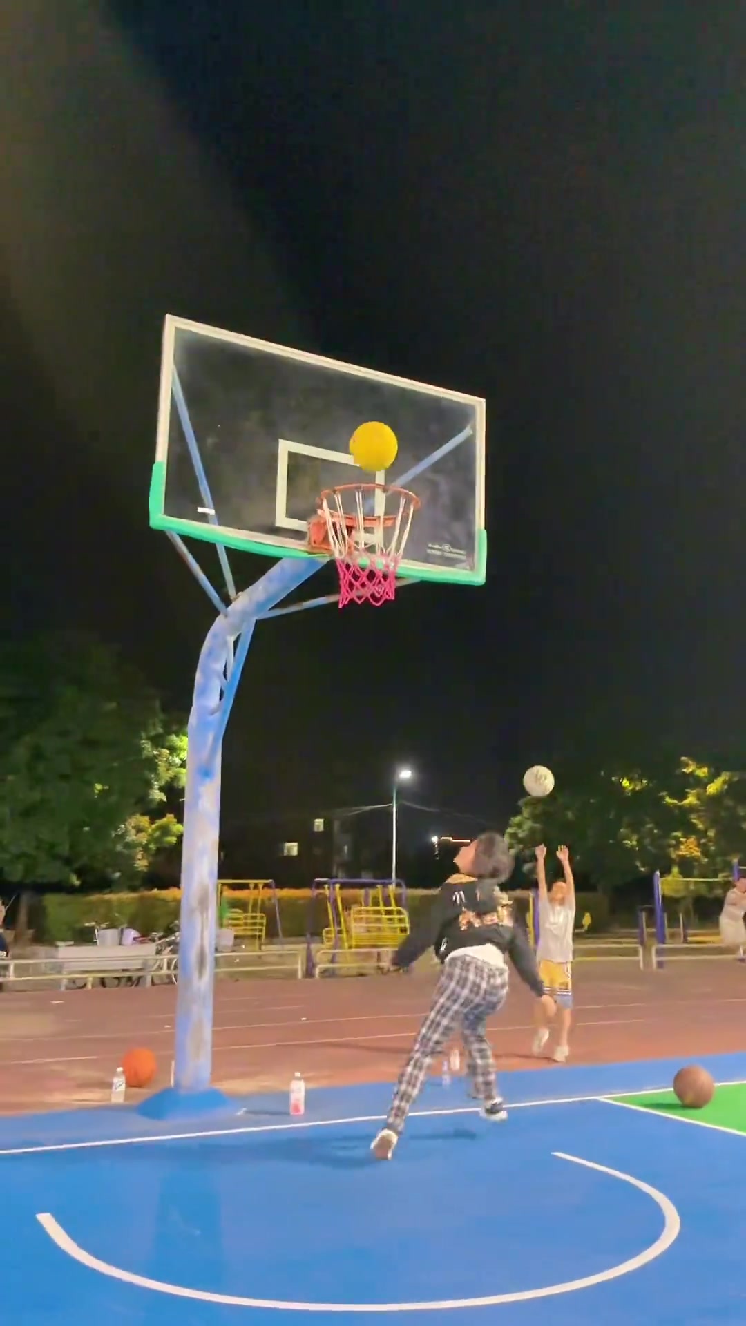 這是一個(gè)女孩能做出的動(dòng)作嗎轉(zhuǎn)身過人接360拉桿上籃