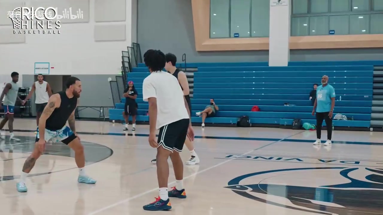 與隊(duì)友組隊(duì)出戰(zhàn)楊瀚森在訓(xùn)練師球局的攻防集錦越來(lái)越好了