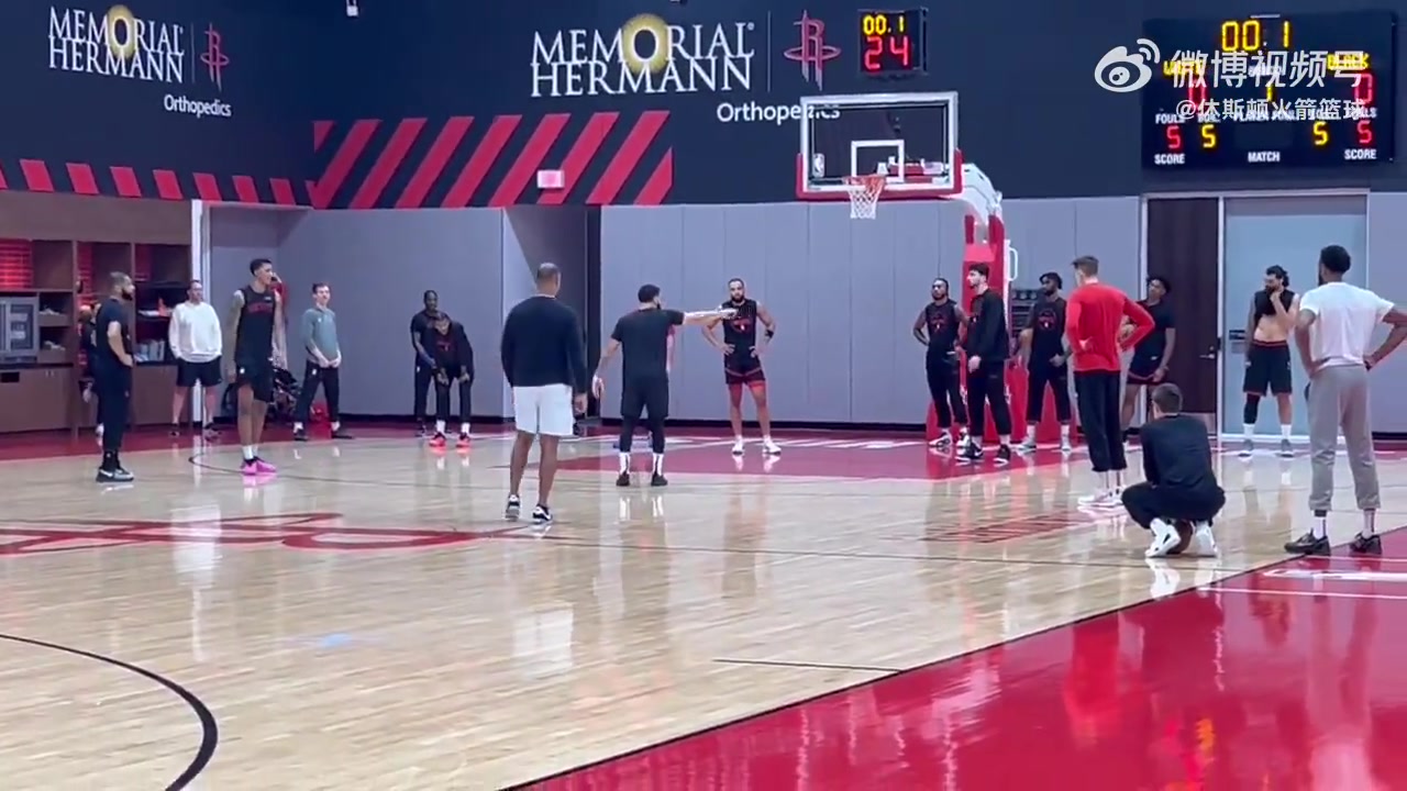 范喬丹在火箭隊內訓練的樣子仿佛是火箭的第二個教練