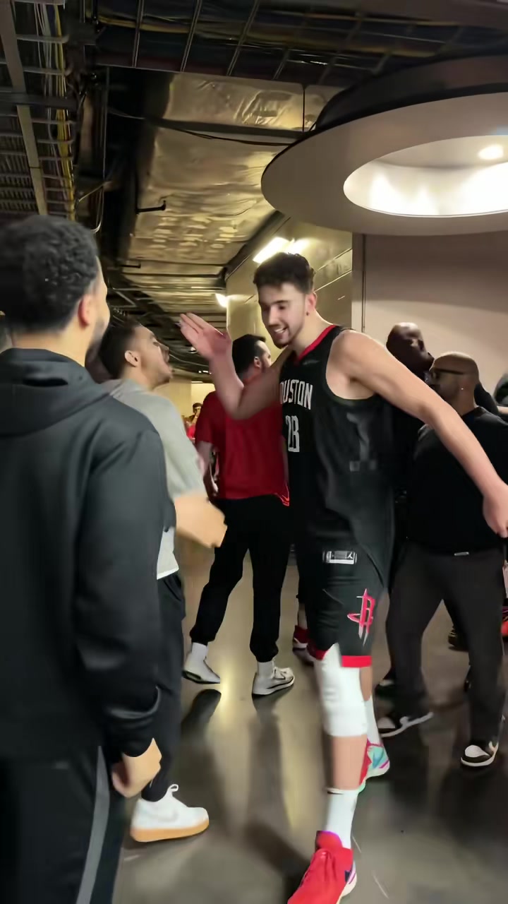 十萬獎金到手火箭小伙子們從球員通道一路嗨進更衣室